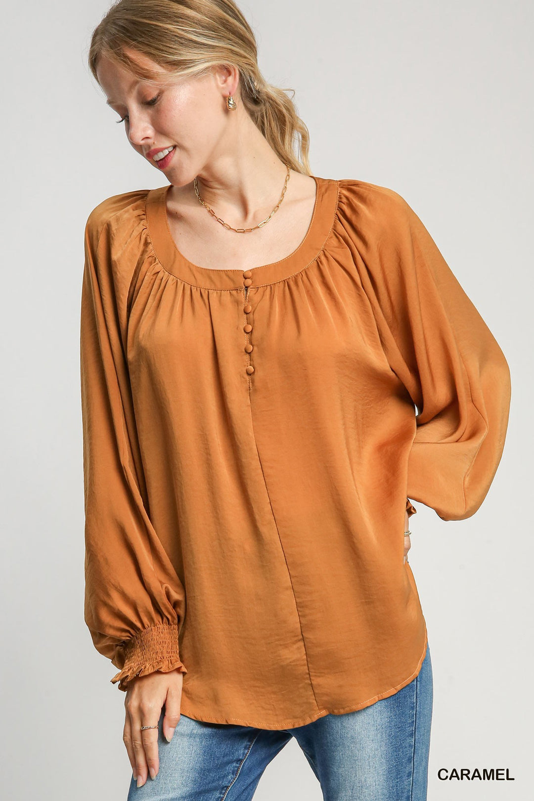 UMGEE SATIN ROUND NECK TOP CAMEL